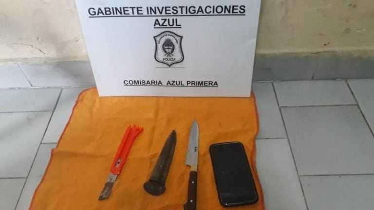 Objetos encontrados en la casa allanada, entre ellos el cutter utilizado para atacar a la joven azuleña.