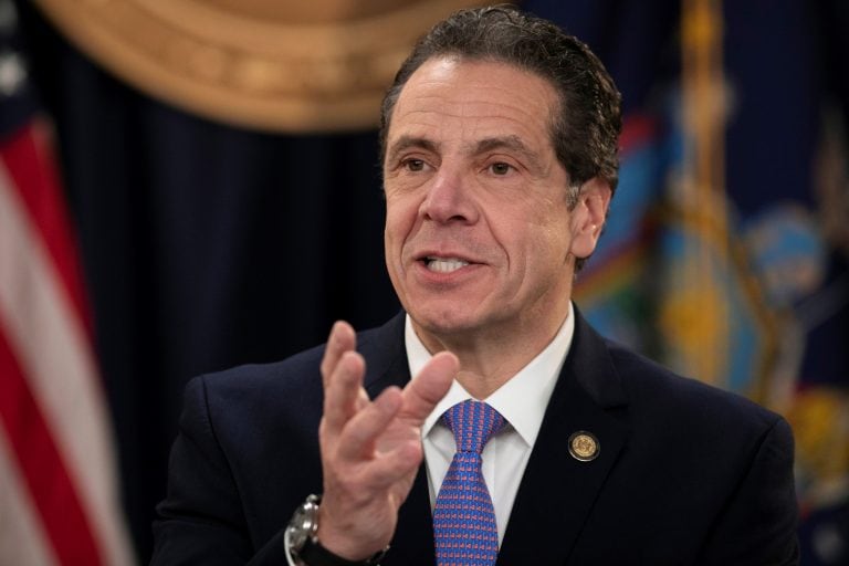 El gobernador Andrew Cuomo, quien precisó que el 13% de los positivos están hospitalizados, y de estos el 24% usan respirador (Foto: AP Photo/Mark Lennihan, File)