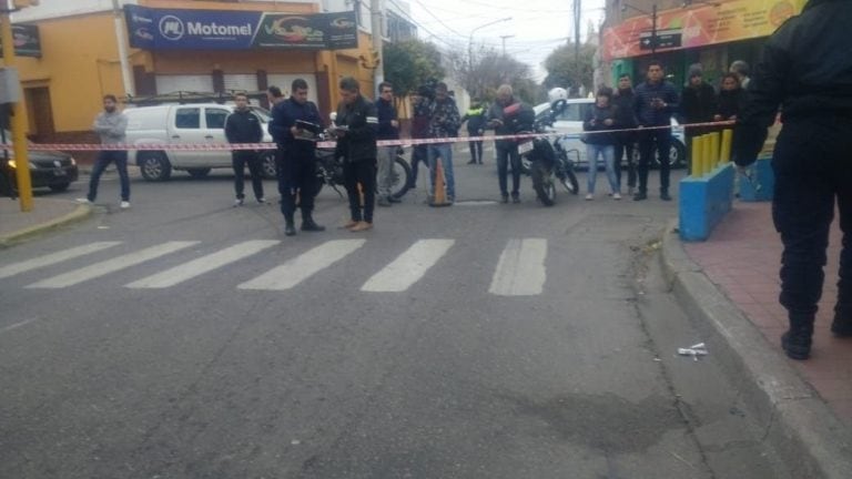 El motociclista quedó atrapado y está muy grave.