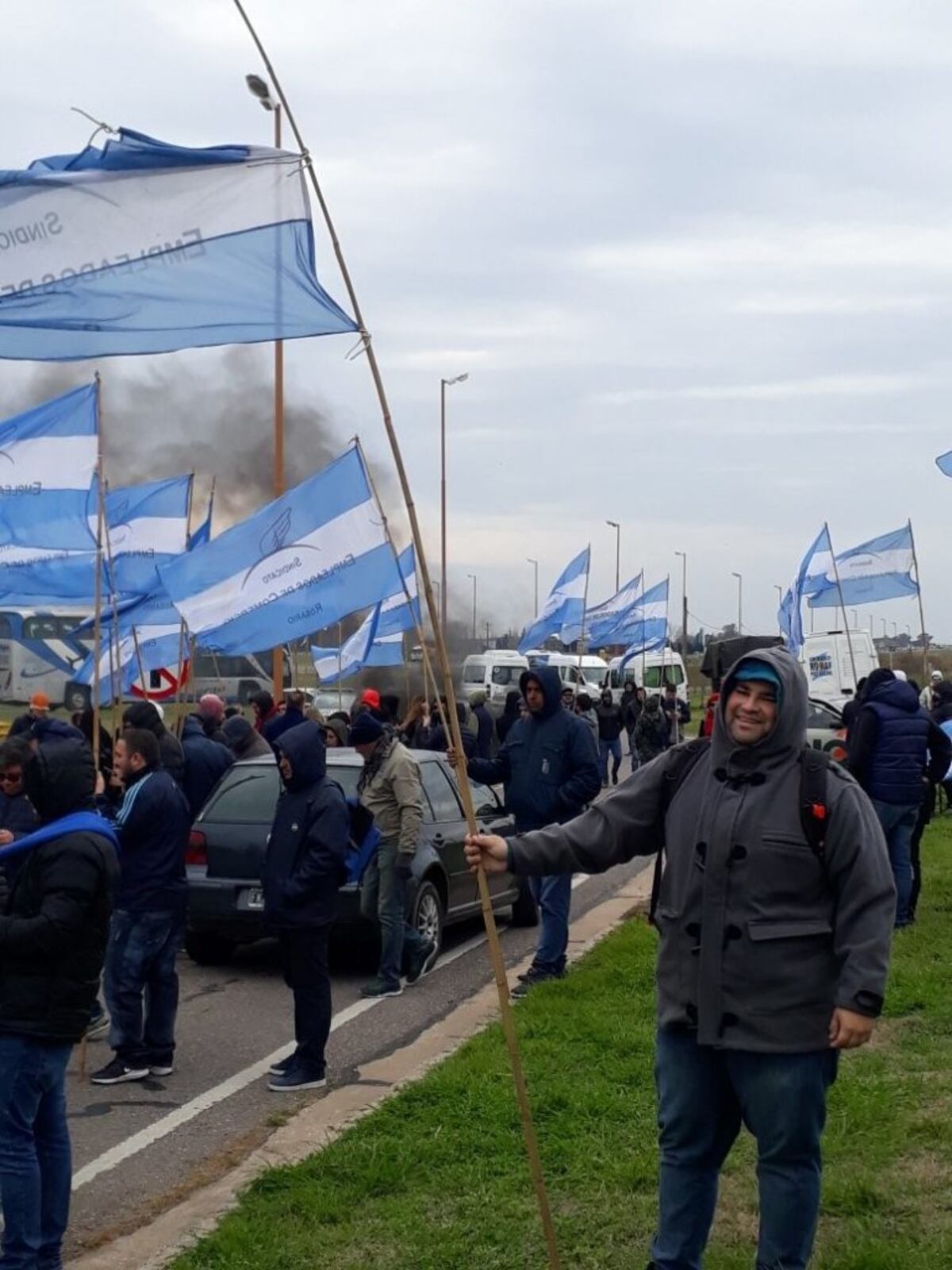 Trabajadores despedidos se manifestaron frente a General Motors exigiendo la reincorporación