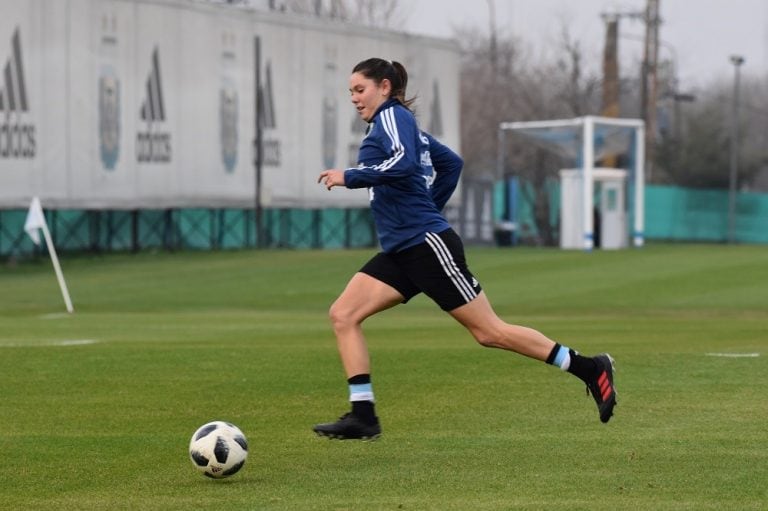 Entrenamiento del equipo femenino de fútbol para los Panamericanos de Lima 2019, que empiezan el 26 de julio. (AFA)