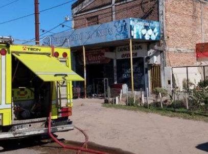 El frente del supermercado incendiado sobre avenida 9 de julio.