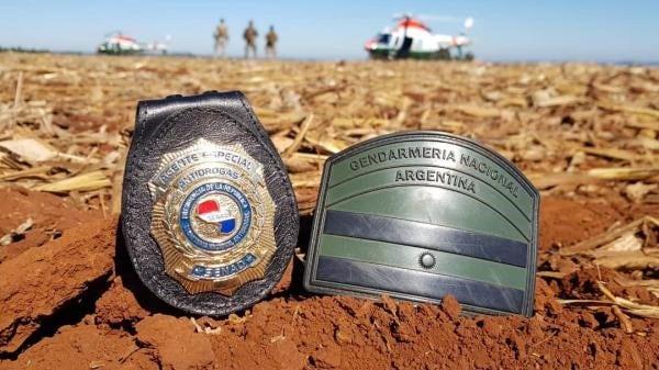 Los escudos de la SENAD y de Gendarmería como símbolo de la cooperación antidroga de Argentina y Paraguay. (Twitter de SENAD)