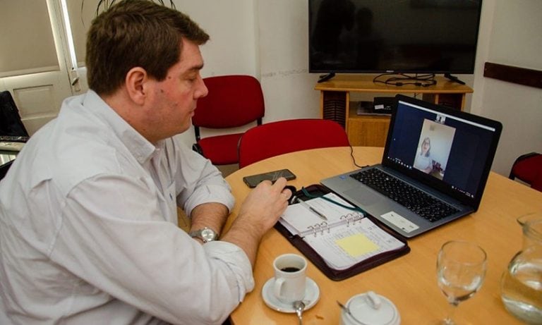 El intendente Biss en videoconferencia con la coordinadora territorial del INAES, Liliana Corzo.