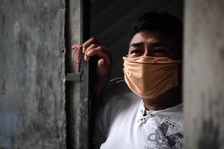 Un hombre es visto con tapabocas en el interior del barrio Villa 31 hoy martes, luego del crecimiento de los casos detectados de COVID-19 en barrios populares de la ciudad de Buenos Aires (Argentina). (Foto: EFE/Juan Ignacio Roncoroni)