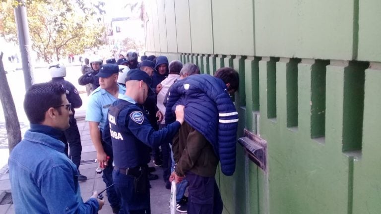 Cruce violento entre Luz y Fuerza y la Policía.