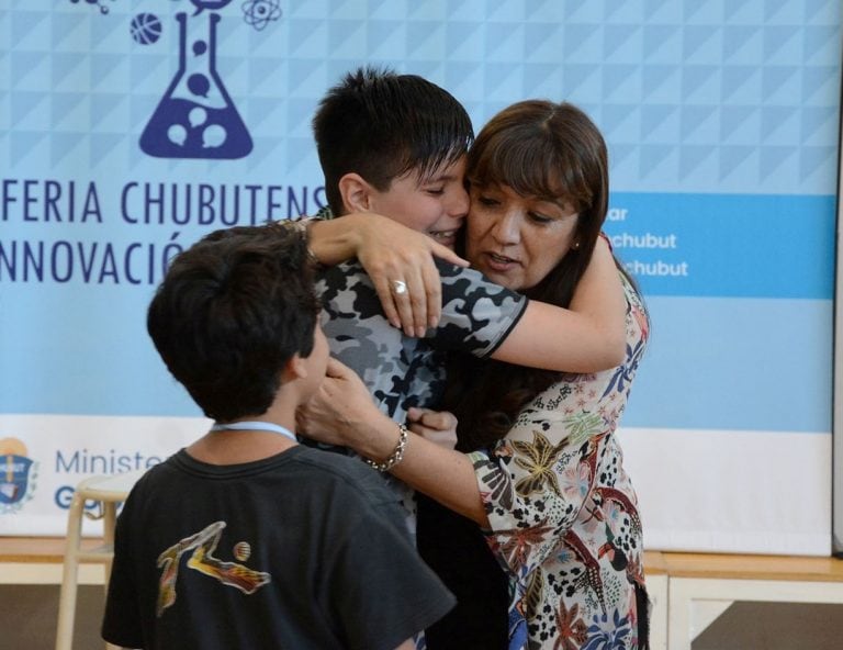 La ministra de Educación felicitó a los chicos.