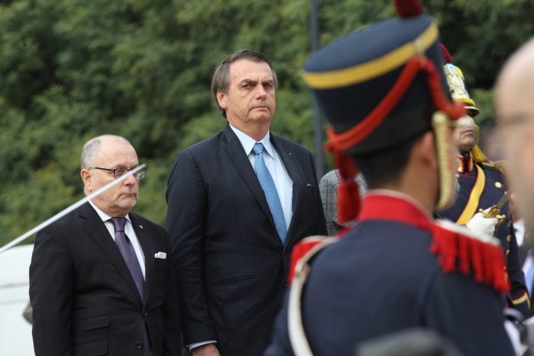 El presidente de Brasil, Jair Bolsonaro, muestra sus respetos en el monumento del general José de San Martín en compañía del canciller argentino, Jorge Faurie, en Buenos Aires, en junio de 2019. Crédito: Mauricio Macri. EFE/ Aitor Pereira