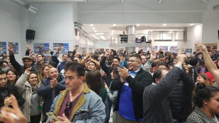 Festejos en el búnker, con la marcha peronismo. La elección en Córdoba supera las expectativas.