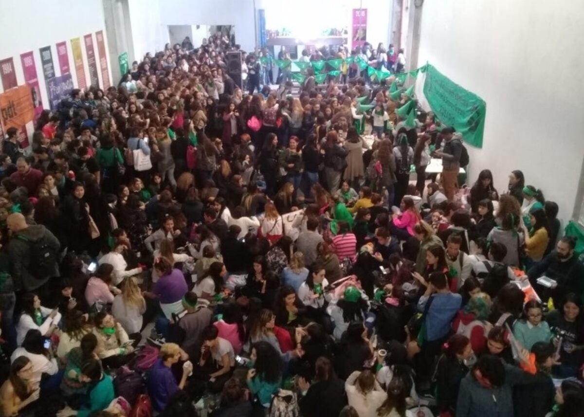 Humanidades se tiñó de verde en apoyo al proyecto de aborto legal