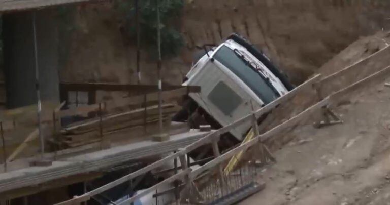 El camión cayó en la mega obra que se realiza en Rodríguez y Rivadavia.