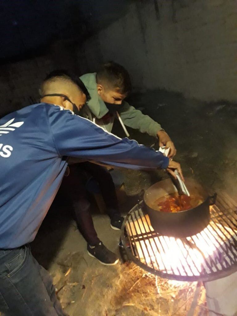 Melisa, su familia y amigas trabajan en el comedor.