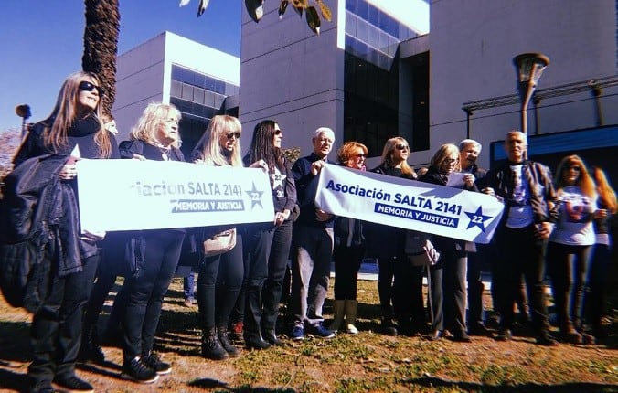 Familiares de víctima de calle Salta 2141 afuera del Centro de Justicia Penal. (@HagarBlauMak)