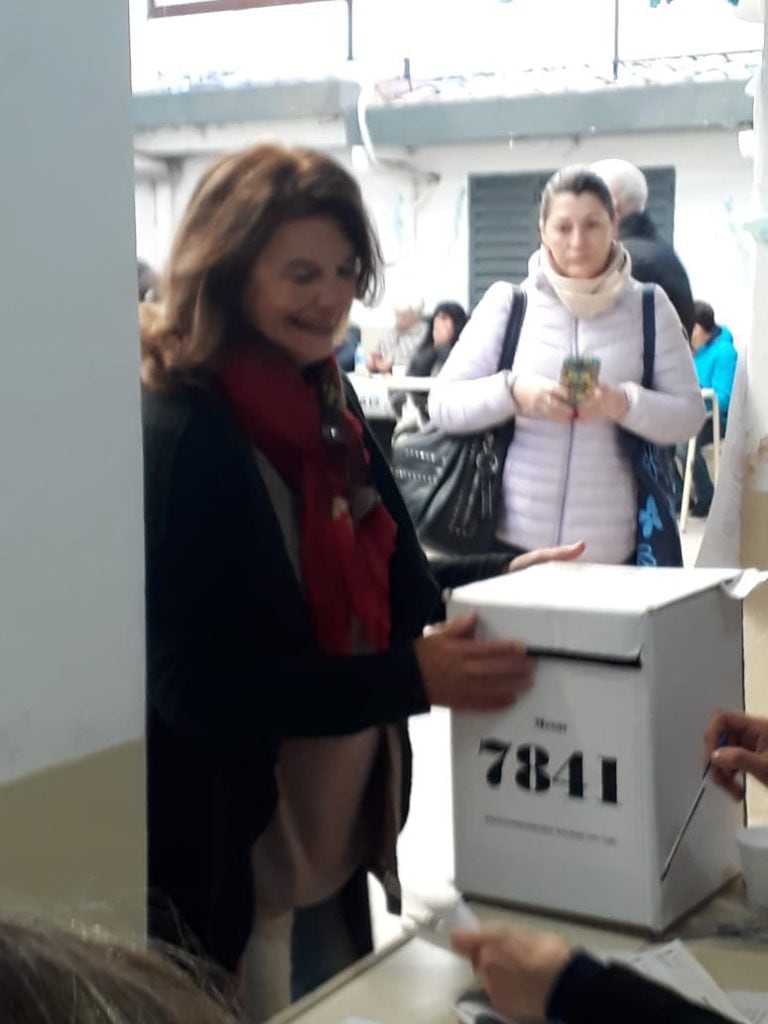 Nelly Morales emitiendo su voto en la escuela Domingo Faustino Sarmiento, de Villa Los Aromos.