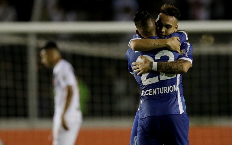 Lautaro Martinez, durante un festejo de gol con Ricardo Centurion ante Vasco da Gama por la Libertadores de este año. Foto: REUTERS.