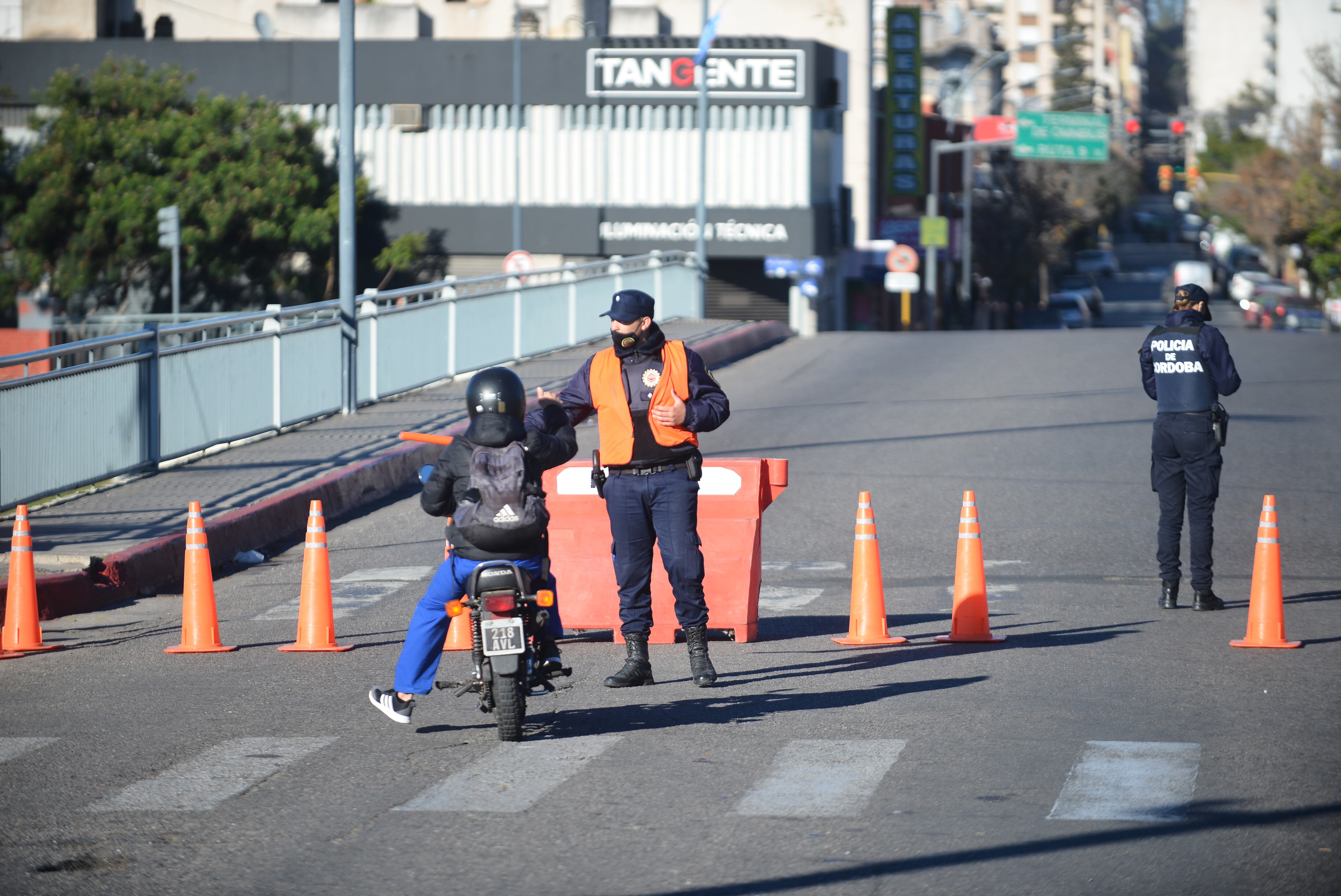 Efectivos desvían a un motociclista en Córdoba (José Hernández/LaVoz).