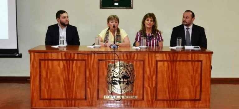 la ministra del STJ junto a otros jueces