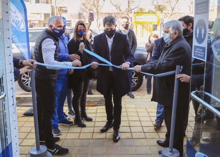 El gobernador formó parte de los elegidos que cortaron las cintas durante la inauguración.