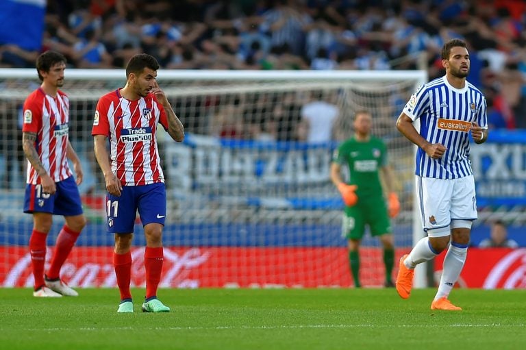 El argentino Ángel Correa se lamenta tras el primer gol de la Real Sociedad. Foto: AFP.