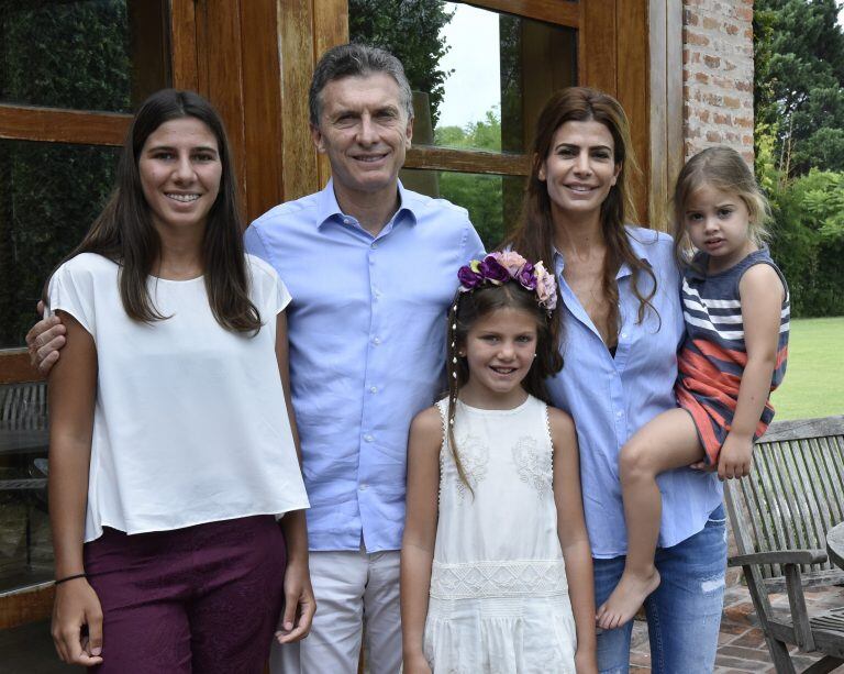 El expresdiente Mauricio Macri con Kala y Iara. (DYN).