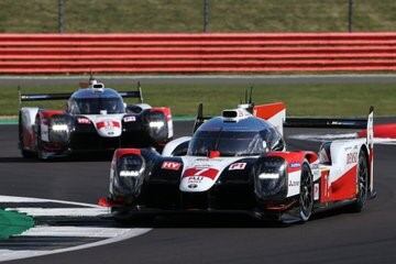 El coche de Pechito López, Mike Conway y Kamui Kobayashi, delante del de sus compañeros de Toyota, Nakajima, Buemi y Hartley,