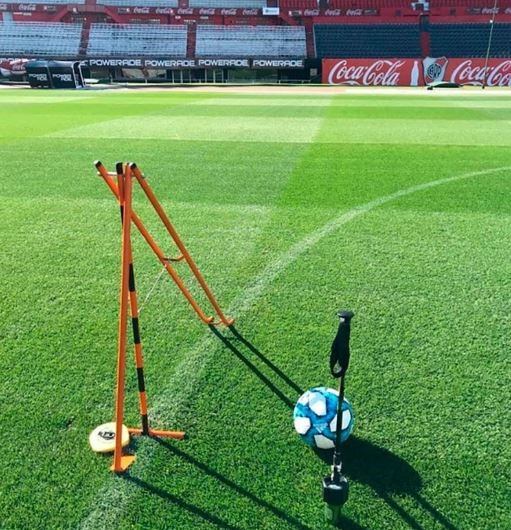 La "hammer type cist" detecta la dureza del campo para sugerir qué botines deben utilizar los futbolistas.