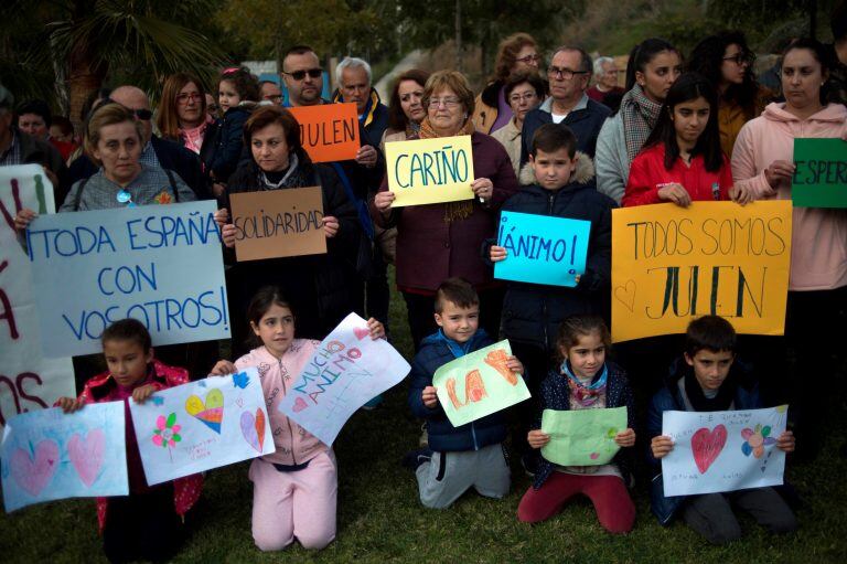 La gente envía palabras de apoyo a los padres luego de la confirmación de que Yulen cayó a 110 metros de profundidad