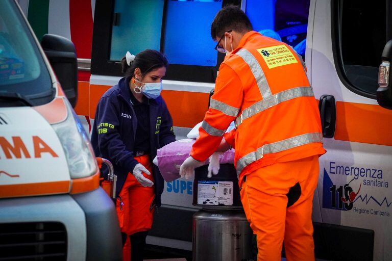 Un fila de ambulancia espera en el hospital San Leonardo, en Castellammare di Stabia en Nápoles (EFE/EPA/CESARE ABBATE)