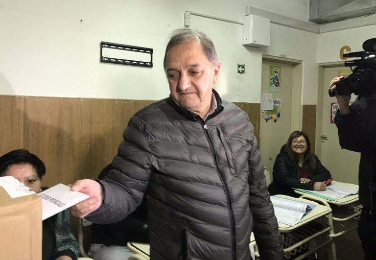 Carlos Linares votó en la escuela 105 del barrio Roca de Comodoro.