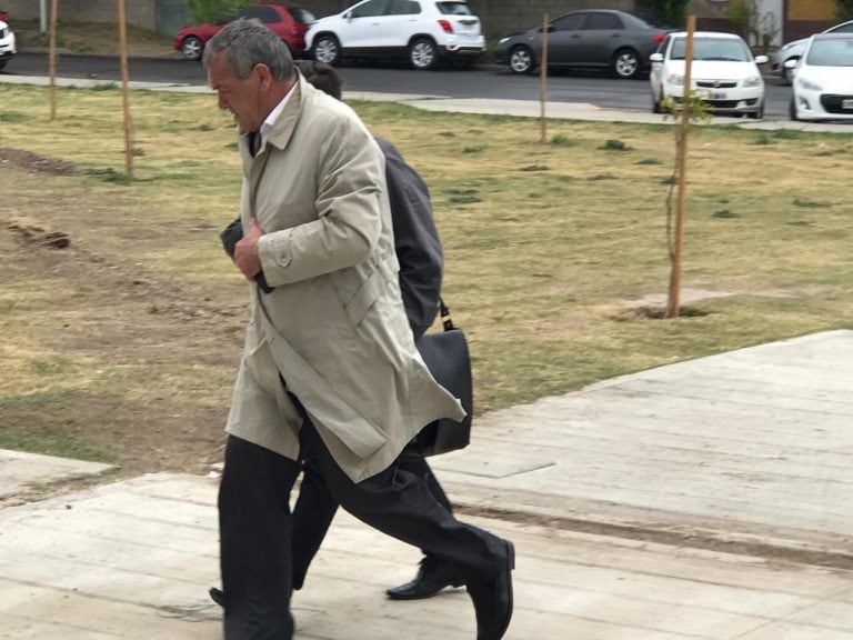 Marcelo Macarrón y su abogado Marcelo Brito en Tribunales de Río Cuarto.