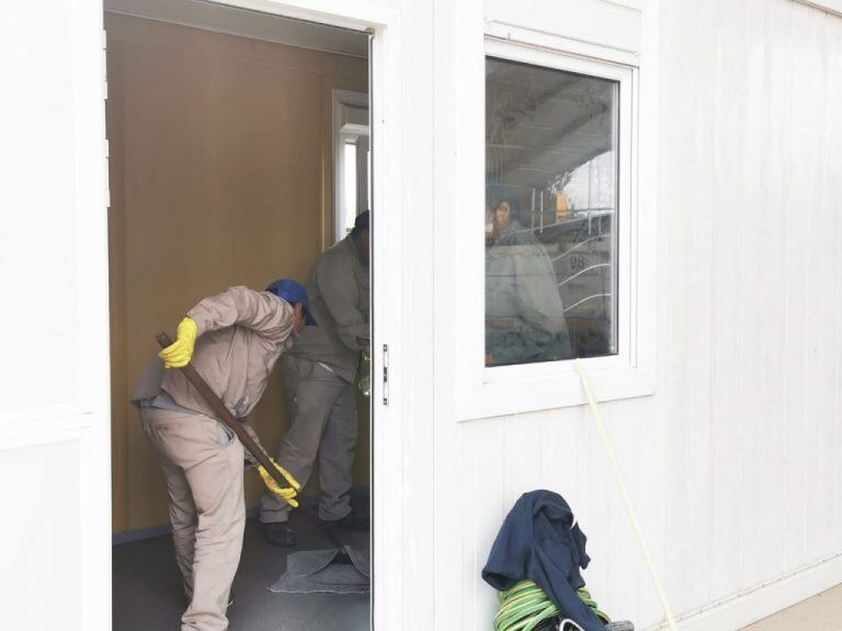 Operarios trabajan en la instalación de un hospital de campaña, en la Ciudad Cultural de San Salvador de Jujuy.