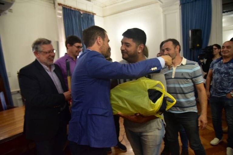 Martín Gill junto a un trabajador cooperativizado.