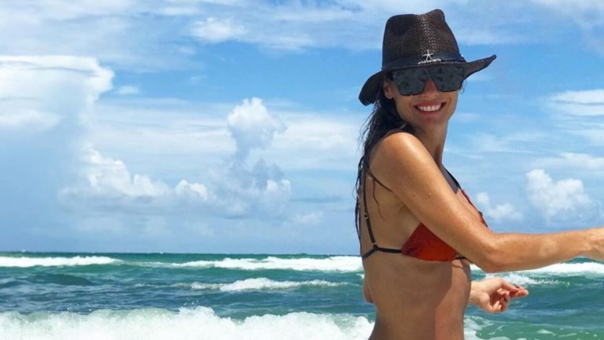 Con una bikini animal print Pampita incendió las redes