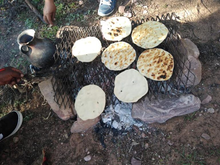 El encuentro de comunidades en Hornaditas contribuye a mantener vivas las tradiciones y las recetas de la Quebrada de Humahuaca. (foto: Radio Municipal Humahuaca)