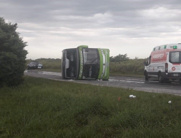 El colectivo de la empresa Tigre Iguazú volcó a la altura de la localidad de Oliveros. (Ministerio de Seguridad)