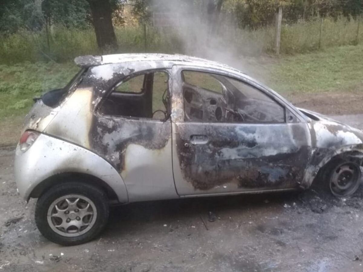 Falda del Carmen: conducía su vehículo y se le incendió por completo