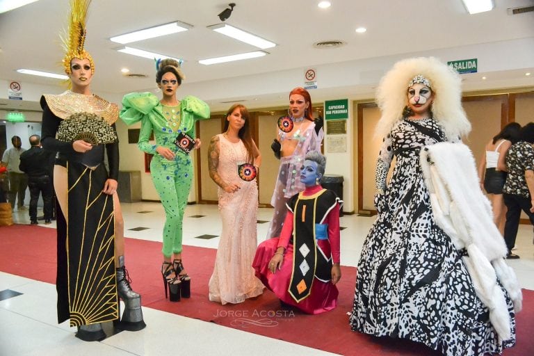 El recibimiento a la Fiesta Nacional Gay del Sol en la puerta del Teatro.