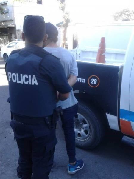 Junto a un cómplice, un guardiacárcel intentó robar a un hombre con un cuchillo