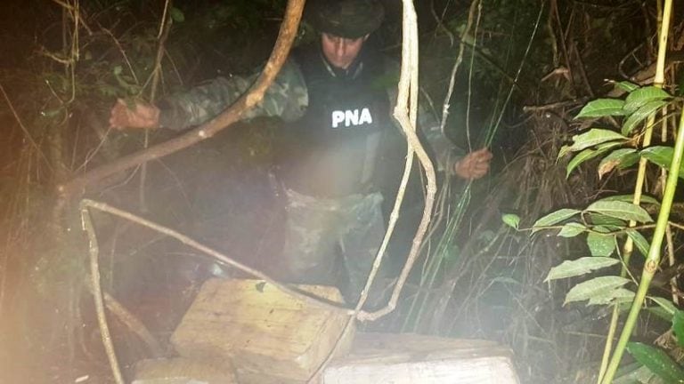 Narcotraficantes sorprendidos en canoa con 470 kilos de droga