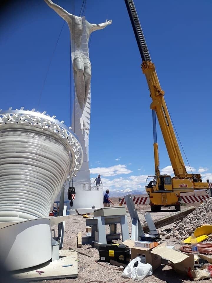 La rigurosa instalación del Cristo gigante.