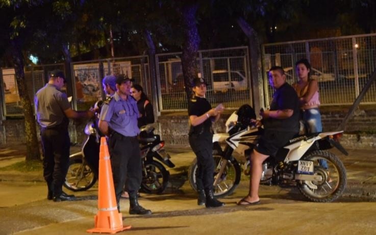 Operativo de la Policía de Corrientes en el barrio Mil Viviendas. (Foto: Época)