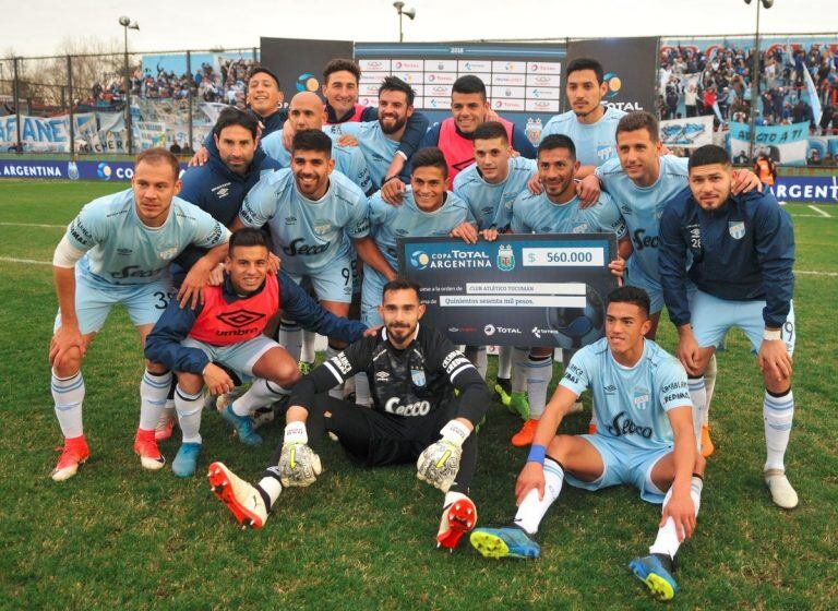 Atlético posa con el cheque que ganó por pasar de fase en la Copa Argentina.