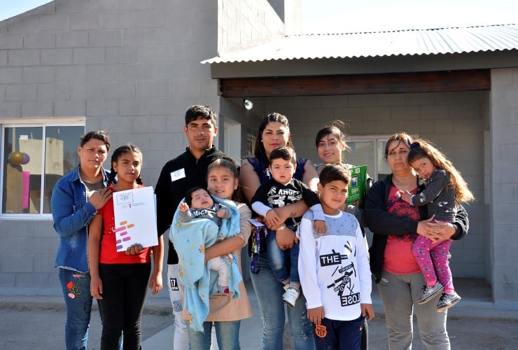 Entrega de viviendas en Beazley.