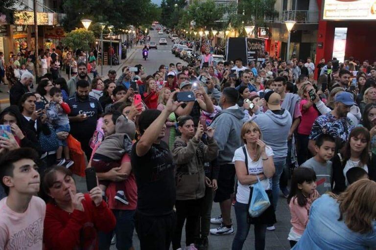 Esperando fotografiar la salida del pájaro "CuCú" en el mítico reloj. (Foto: Municipal).