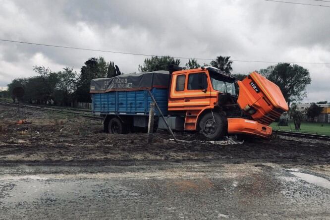 Camión destrozado por un tren en el acceso a San Lorenzo