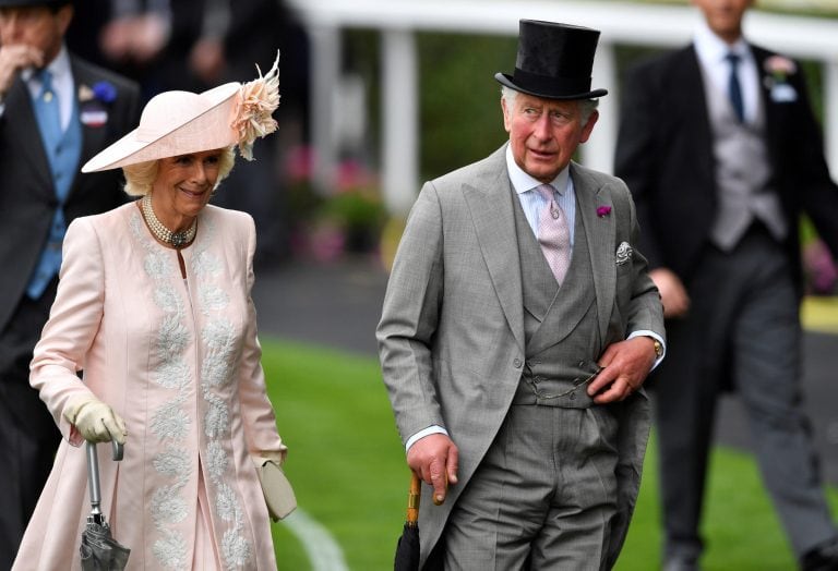 Camila, duquesa de Cornualles y Carlos, príncipe de Gales, a su llegada a las carreras de caballos del Royal Ascot, en Ascot, Reino Unido. (Foto: EFE/Neil Hall)