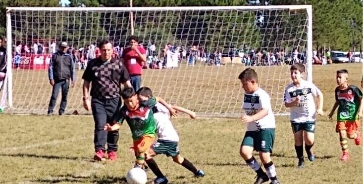 Habilidad bajo el sutil escrutinio de los captadores de talentos infantiles, como Pablo Esquivel del River porteño. (Migue Geneyro)