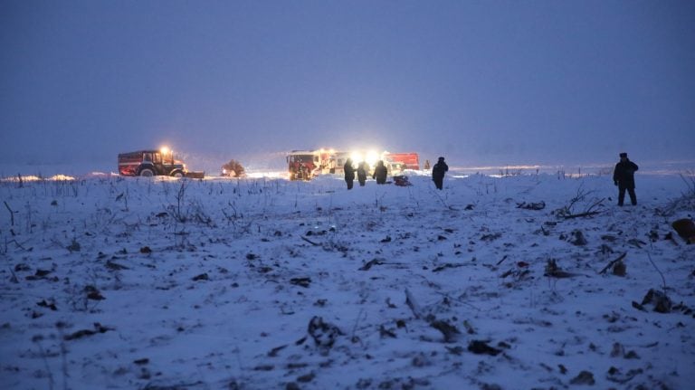 Operarios de rescate trabajan el 11/02/2018 en las cercanías de Moscú, Rusia, donde un avión de pasajeros se estrelló poco después de despegar. El avión, con 71 pasajeros a bordo se estrelló sin dejar supervivientes. 
(Vinculado al texto de dpa "Mueren 71 personas por accidente de avión ruso cerca de Moscú" del 11/02/2018) Foto: Sputnik/Zuma Press/dpa +++ dpa-fotografia +++