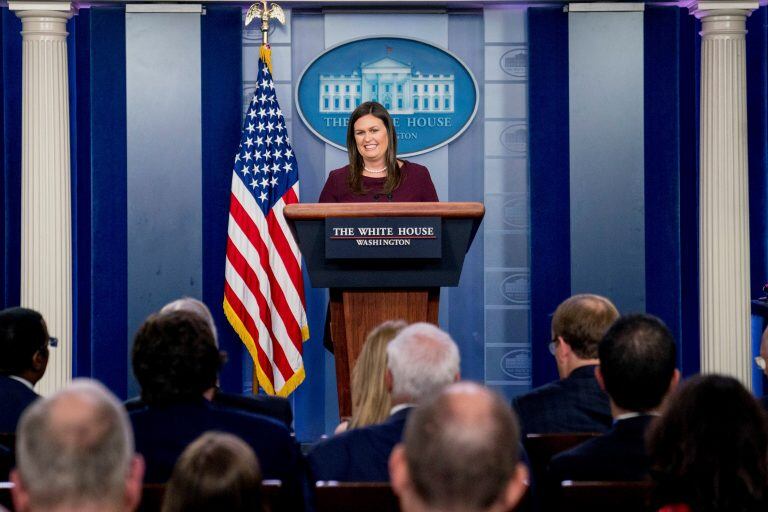 Secretaria de prensa Sarah Huckabee Sanders sonríe a la prensa al referirse a 
Omarosa Manigault