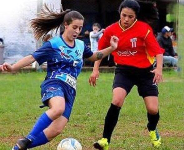 Una decana en acción durante el encuentro con Escuela Municipal de Campo Viera. (Liga)